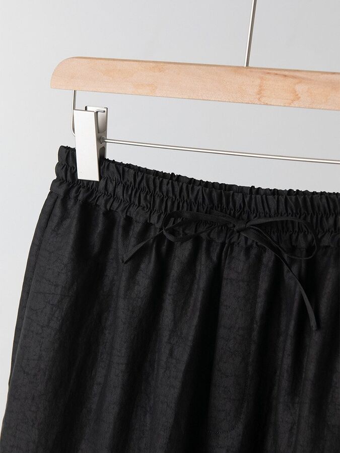 بنطال حريري قصير بقصة مستقيمة view 2