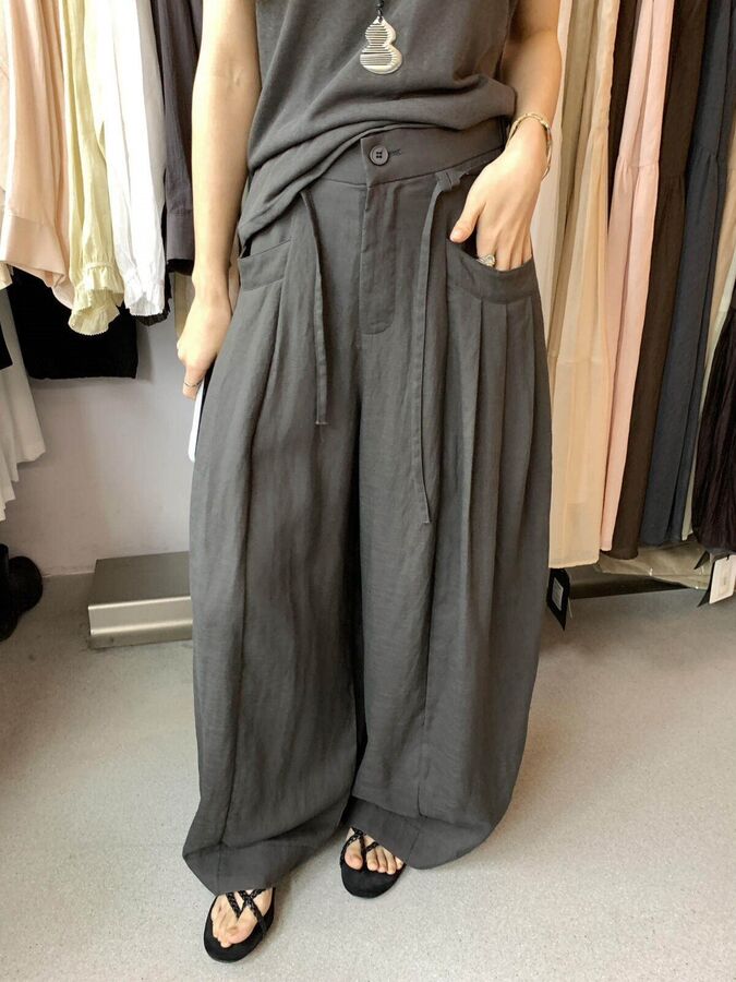 Minimalist Pleated Curved Casual Pants view 2