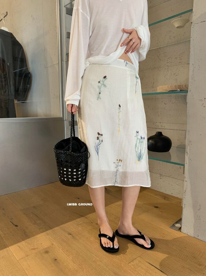 Floral embroidered straight skirt