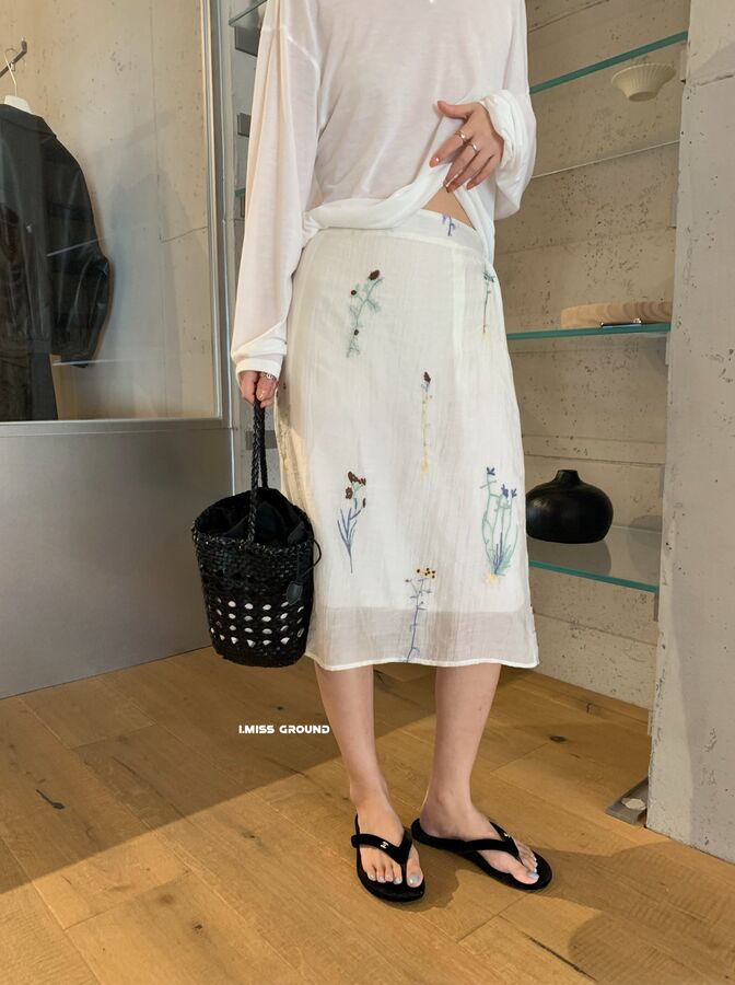 Falda Recta con Bordado Floral view 6