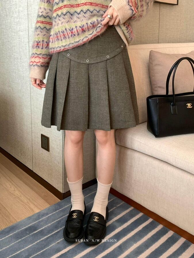 Saia Coreana Plissada com Tachas Linha A view 2