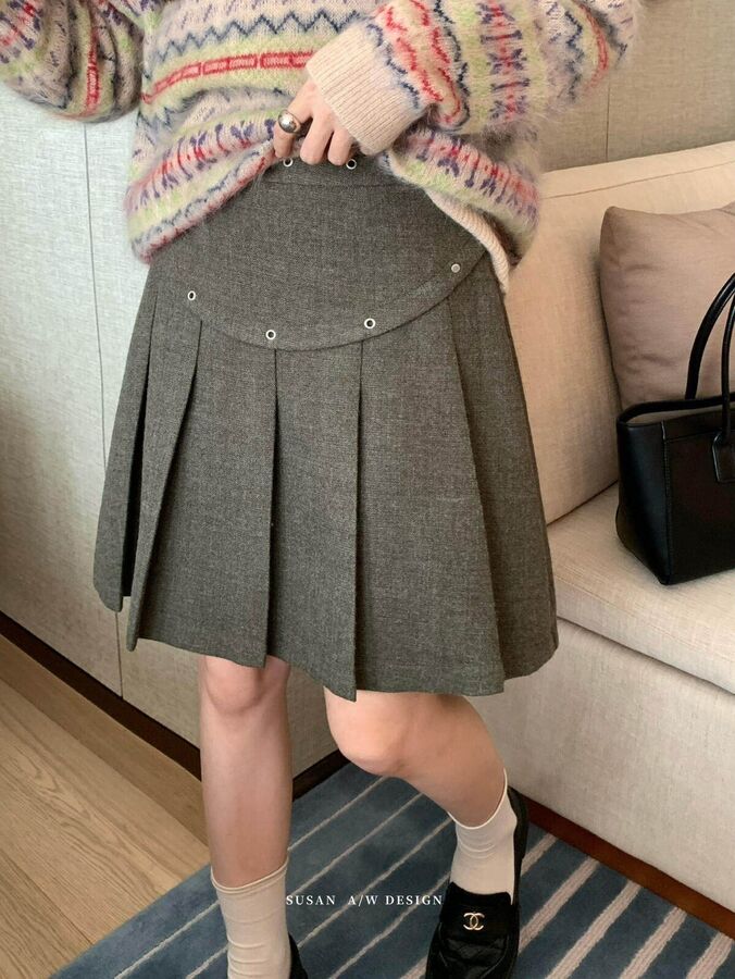 Saia Coreana Plissada com Tachas Linha A view 3