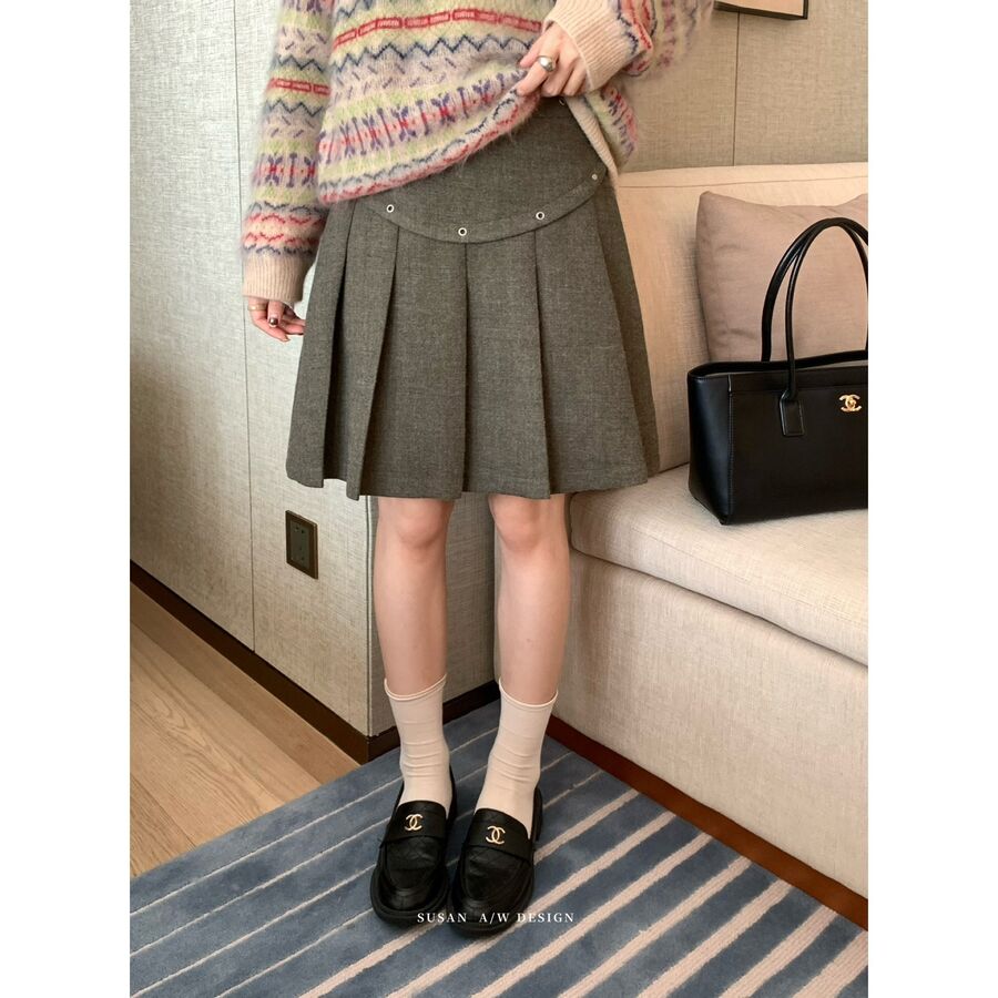 Saia Coreana Plissada com Tachas Linha A view 6