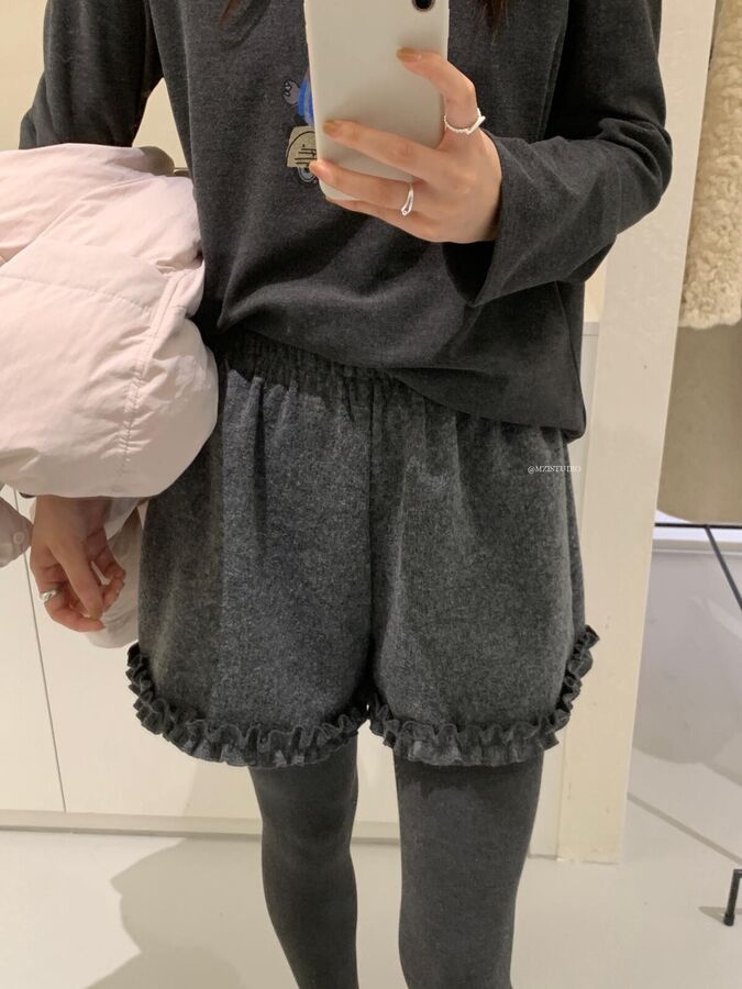 Elastic Waist Ruffle Hem Shorts view 2