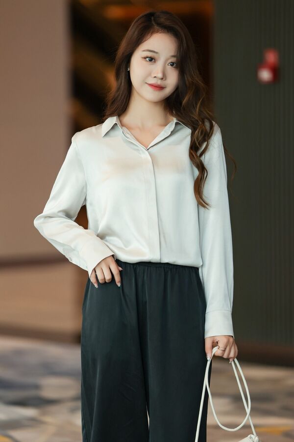 Chemise ample en satin de soie à manches longues view 10