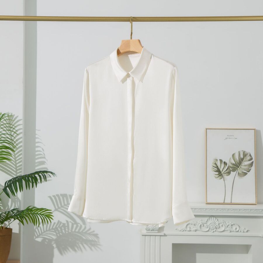 Chemise ample en satin de soie à manches longues view 11