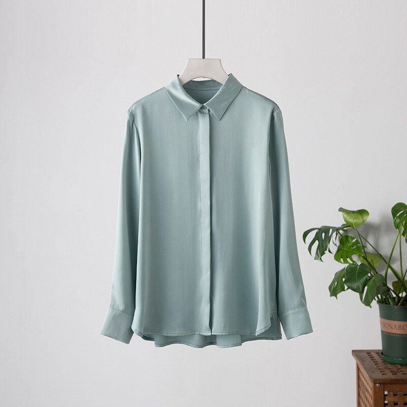 Chemise ample en satin de soie à manches longues view 6