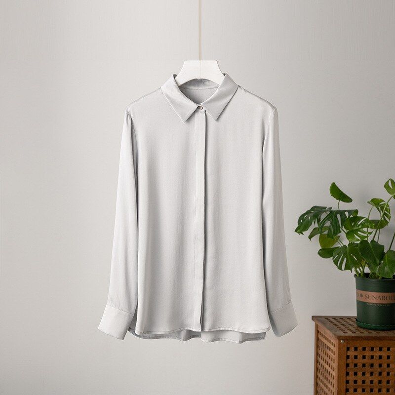 Chemise ample en satin de soie à manches longues view 7