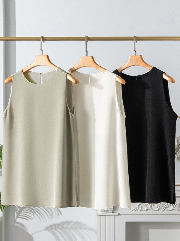 Top sin mangas de seda negro con cuello redondo view 5