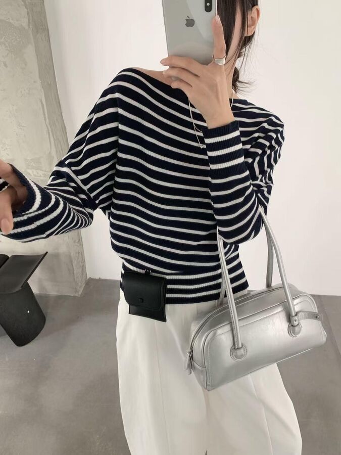 Top en maille coréen à épaules asymétriques et manches longues view 3