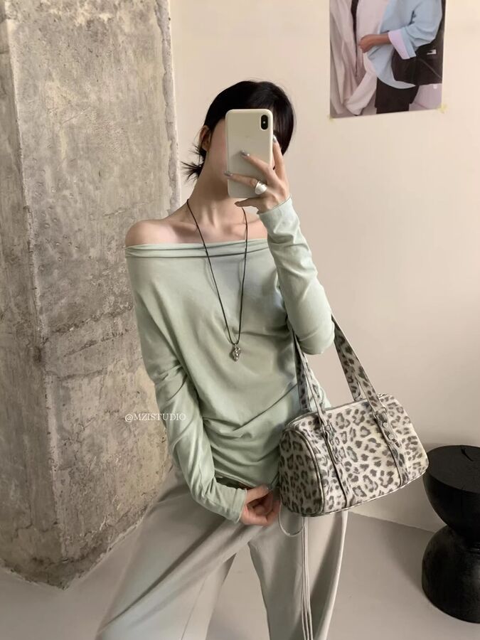 Kaos Lengan Panjang Off Shoulder view 3