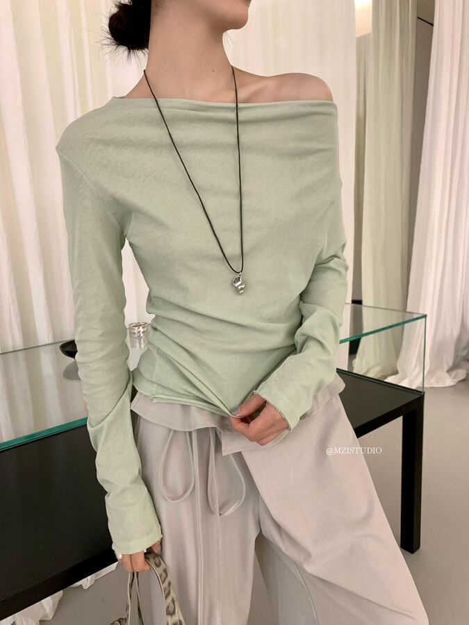 Kaos Lengan Panjang Off Shoulder view 5