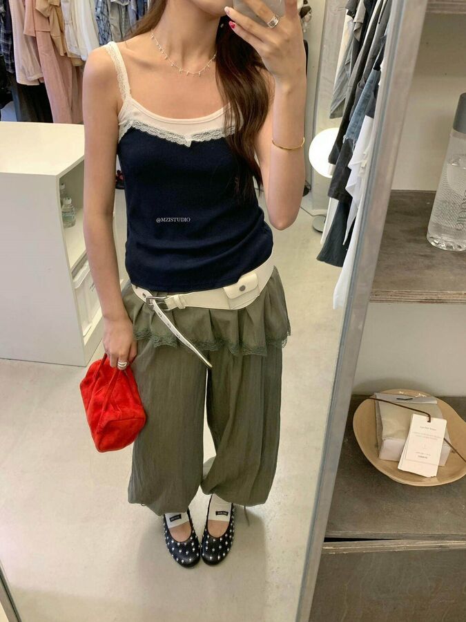 Top Camisola Sem Mangas com Renda view 3