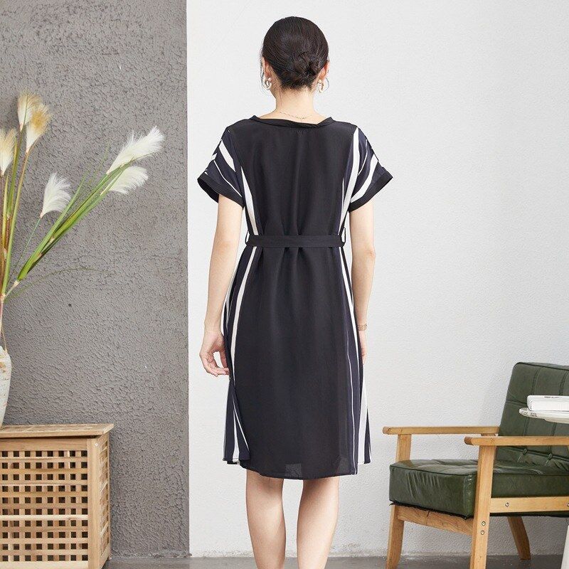 Gaun Midi Sutra Lengan Pendek Model A-Line view 2