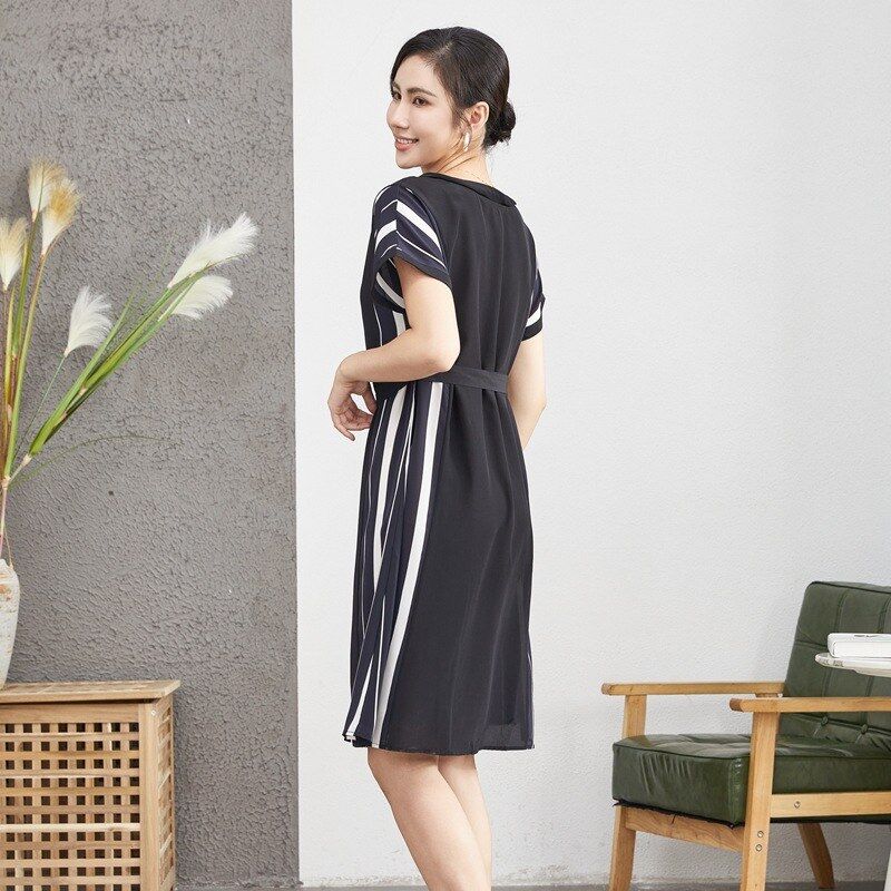 Gaun Midi Sutra Lengan Pendek Model A-Line view 3