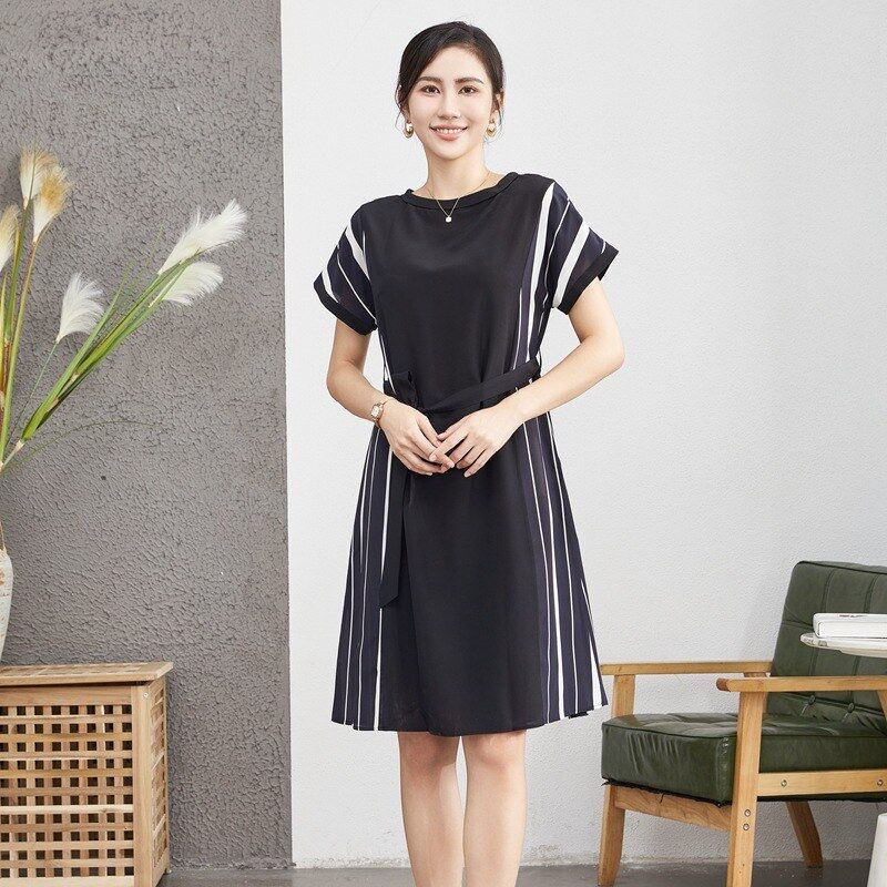 Gaun Midi Sutra Lengan Pendek Model A-Line view 4