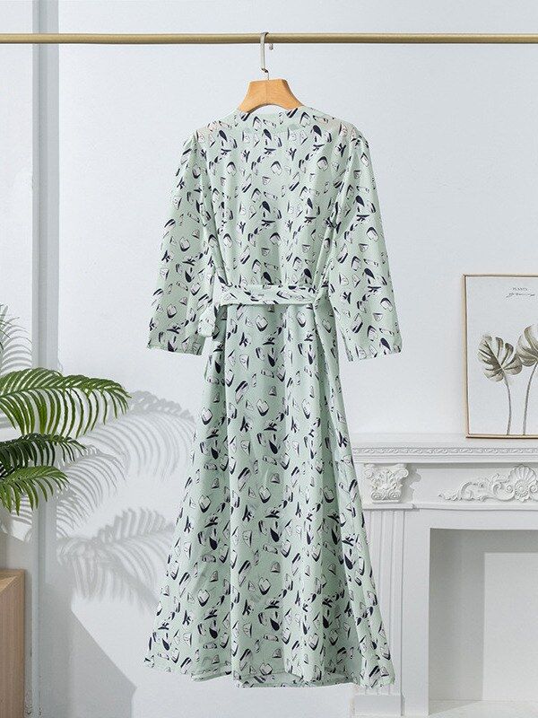 Seidenes Midikleid mit Blumenmuster, V-Ausschnitt und 3/4-Ärmeln view 2