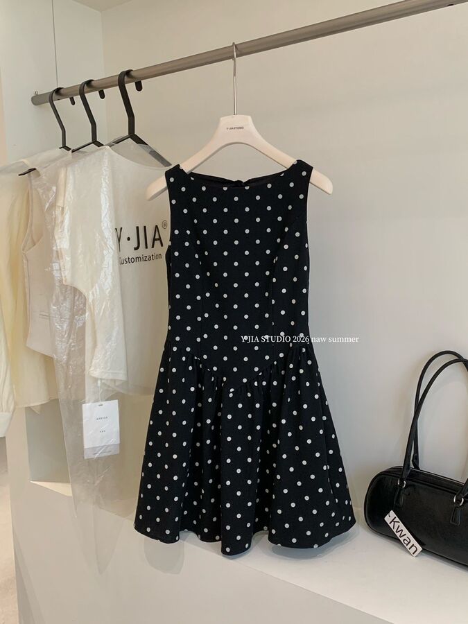 Gaun Tanpa Lengan Polka Dot Punggung Terbuka dengan Busur view 3