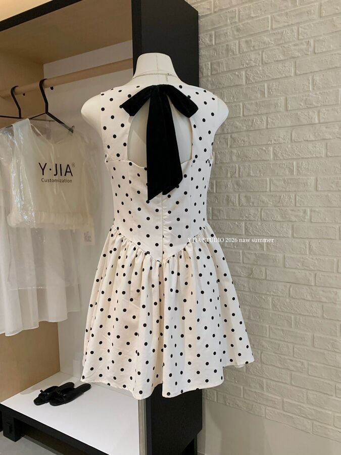 Gaun Tanpa Lengan Polka Dot Punggung Terbuka dengan Busur view 4