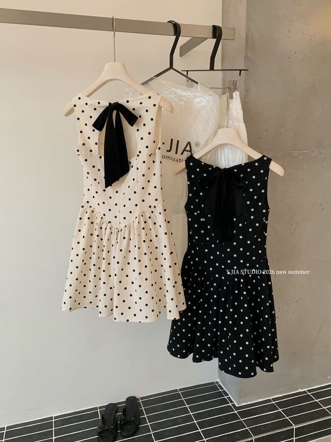 Gaun Tanpa Lengan Polka Dot Punggung Terbuka dengan Busur view 5
