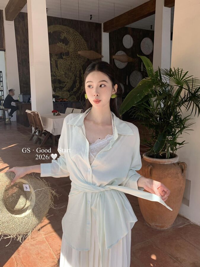 Conjunto Coreano de Camisa y Top Halter de Encaje view 5
