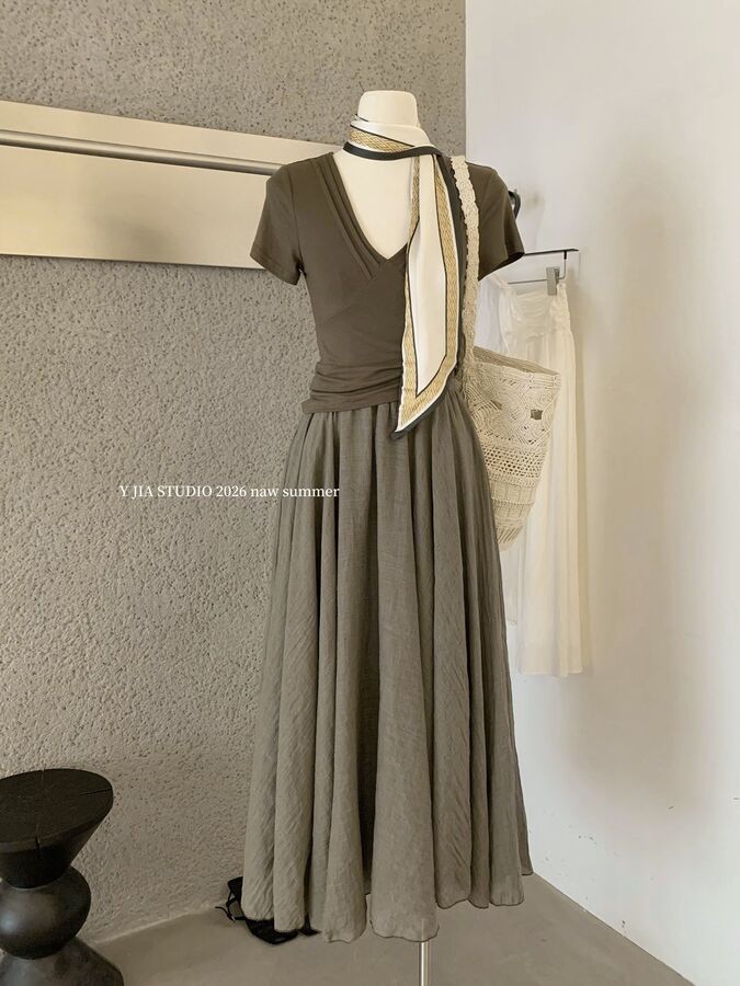 V-neck t-shirt and a-line skirt set