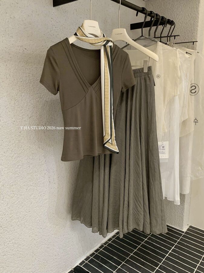 V-Ausschnitt T-Shirt und A-Linien-Rock Set view 2