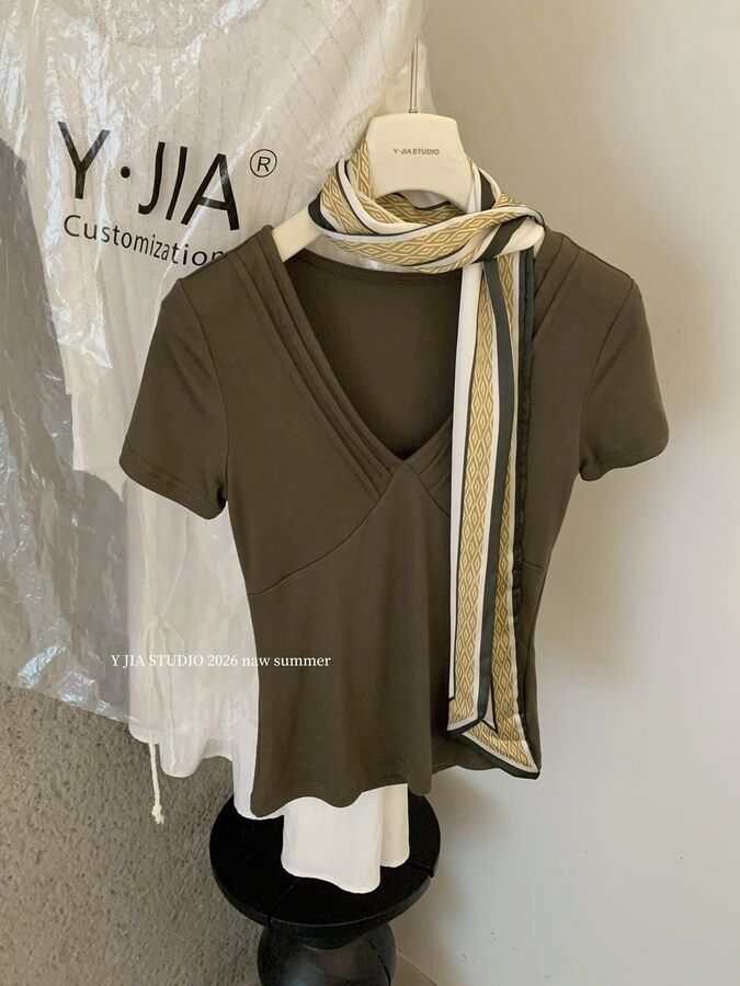 V-Ausschnitt T-Shirt und A-Linien-Rock Set view 3
