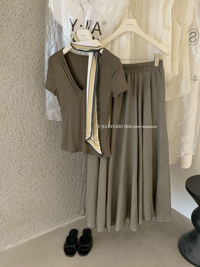 V-Ausschnitt T-Shirt und A-Linien-Rock Set view 5