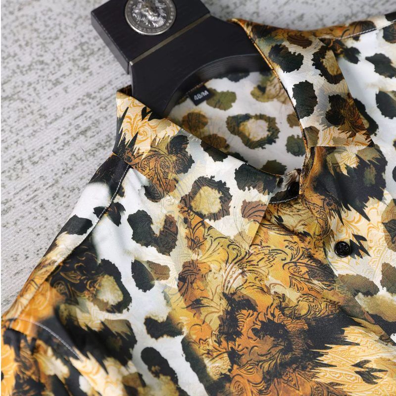 Chemise à manches courtes imprimé léopard jaune et brun view 3