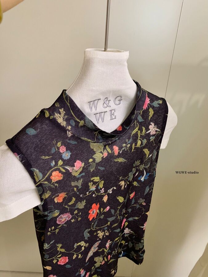 Ärmelloses Top mit hohem Kragen und Blumenmuster view 3