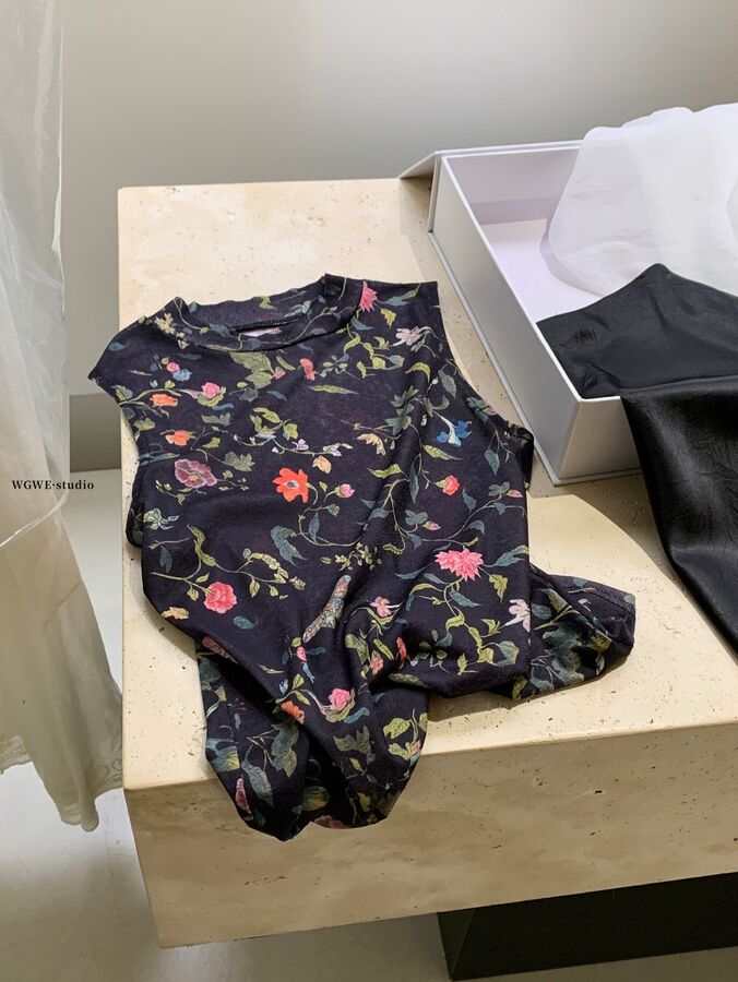 Ärmelloses Top mit hohem Kragen und Blumenmuster view 5
