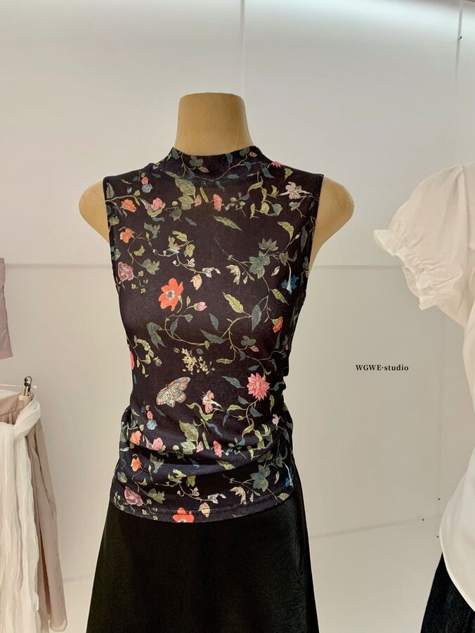 Ärmelloses Top mit hohem Kragen und Blumenmuster view 6