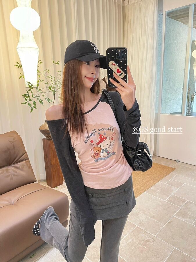 Kaos Lengan Panjang One-Shoulder dengan Cetakan Kartun view 2