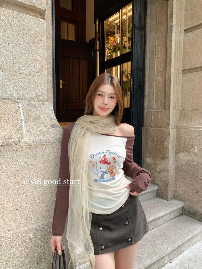 Kaos Lengan Panjang One-Shoulder dengan Cetakan Kartun view 3
