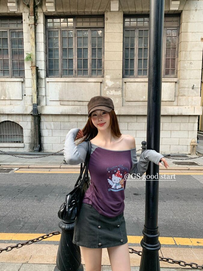 Kaos Lengan Panjang One-Shoulder dengan Cetakan Kartun view 4